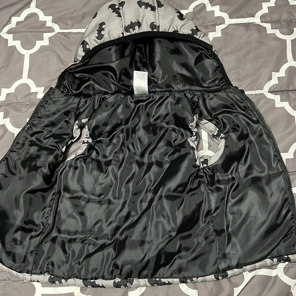 EUC Batman puffy vest size 4T - Picture 4 of 4